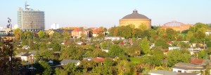 Blick auf die Kleingartenanlage des KGV Erholung in Leipzig-Connewitz, links die MDR-Zentrale, mittig das Panometer